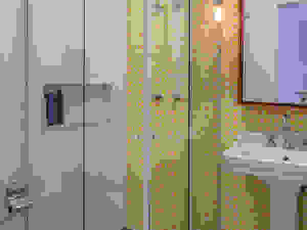 Raquel Junqueira Arquitetura Modern Bathroom Tiles Yellow