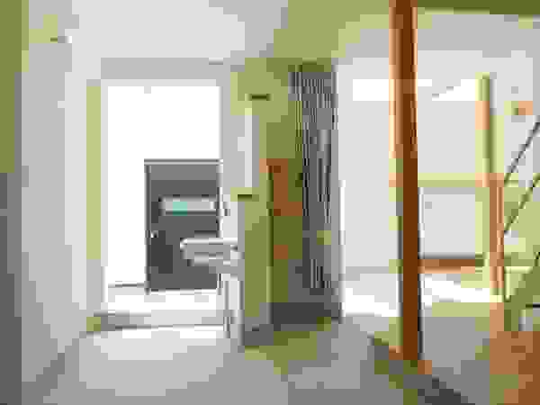 RAI一級建築士事務所 Modern Corridor, Hallway and Staircase Concrete White