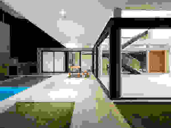 Martins Lucena Arquitetos Minimalist balcony, veranda & terrace