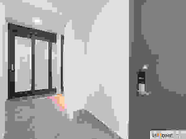 이즈홈 Minimalist corridor, hallway & stairs