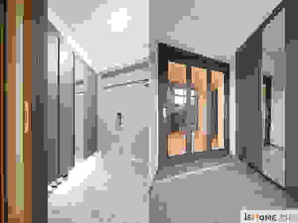 이즈홈 Modern corridor, hallway & stairs