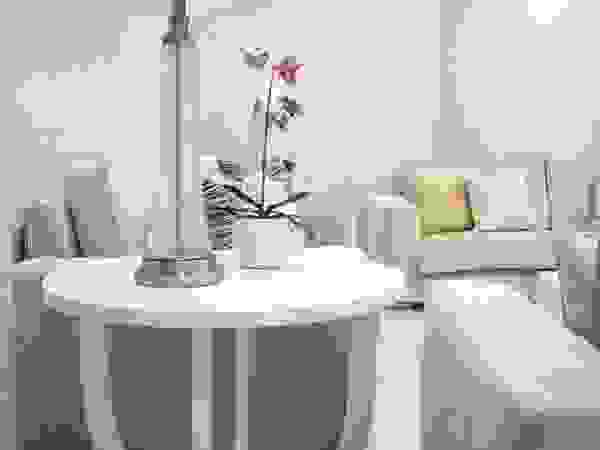 Monica Saravia Modern living room White