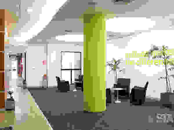 Soluciones Técnicas y de Arquitectura Офисы и магазины в стиле модерн Белый