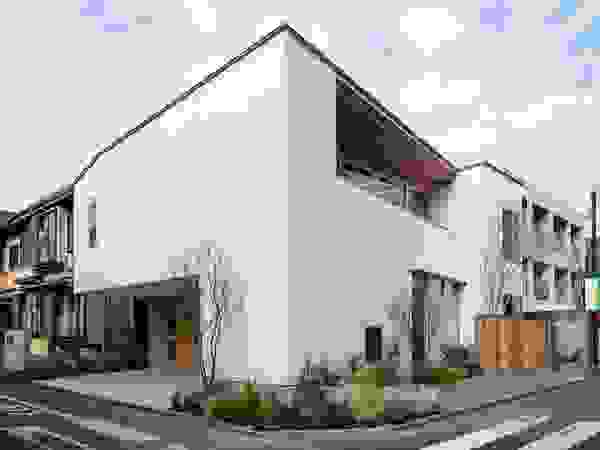 hm+architects 一級建築士事務所 Dom wielorodzinny Biały