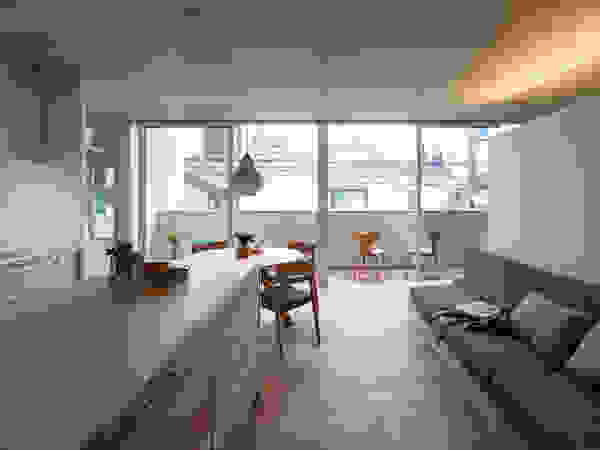 hm+architects 一級建築士事務所 Nowoczesny salon Drewno O efekcie drewna