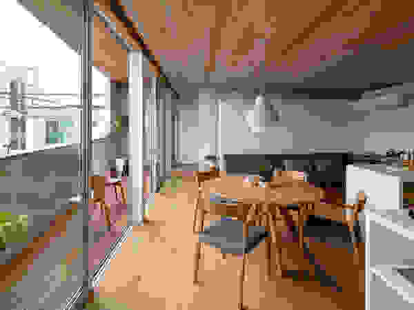 hm+architects 一級建築士事務所 Nowoczesna jadalnia Drewno O efekcie drewna