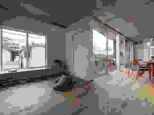 hm+architects 一級建築士事務所 Nowoczesna sypialnia Drewno O efekcie drewna