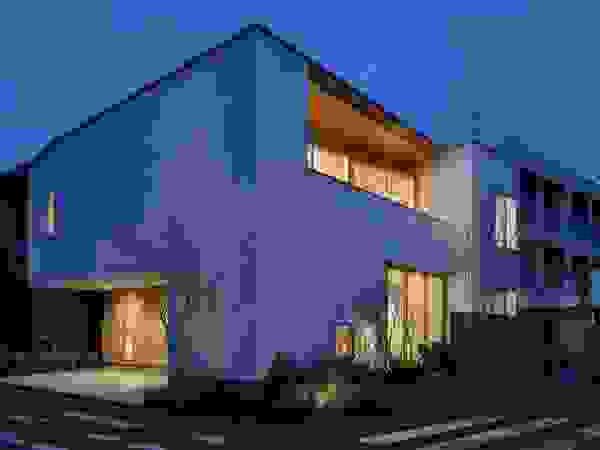hm+architects 一級建築士事務所 Dom wielorodzinny Biały