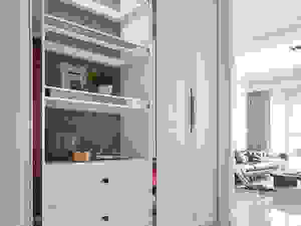 百玥空間設計 Classic style corridor, hallway and stairs Solid Wood White