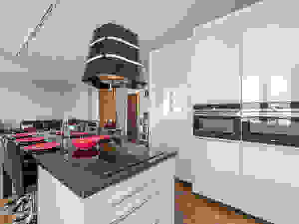 Fables de murs Built-in kitchens Granite White
