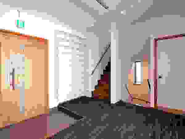 つなぐデザインマネジメント合同会社 Asian style corridor, hallway & stairs