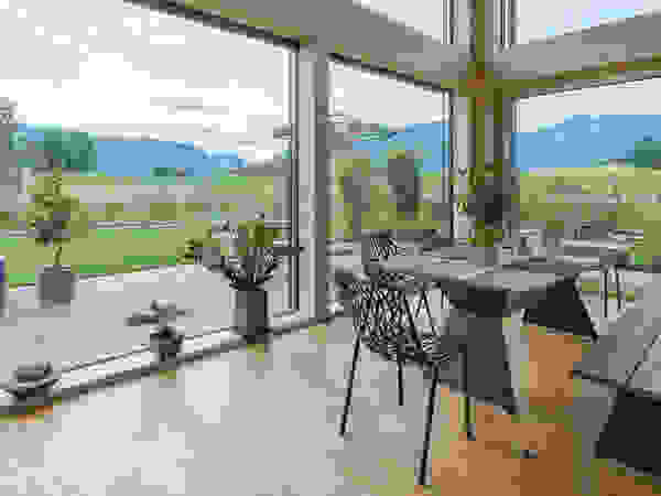 Bau-Fritz GmbH & Co. KG Salas de jantar modernas