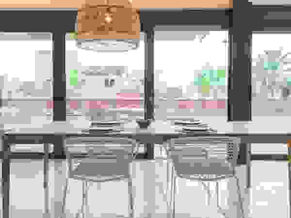 Interiorismo de estilo mediterráneo y diseño de cocina en apartamento