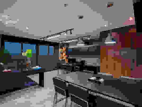 Studio Ideação Ruang Komersial Modern