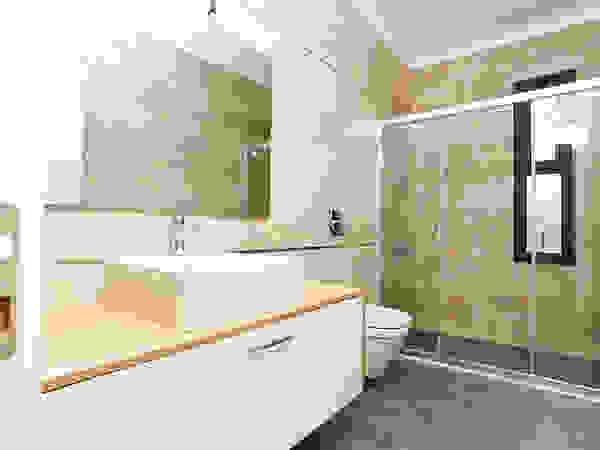NAZZ Design Studio Modern bathroom