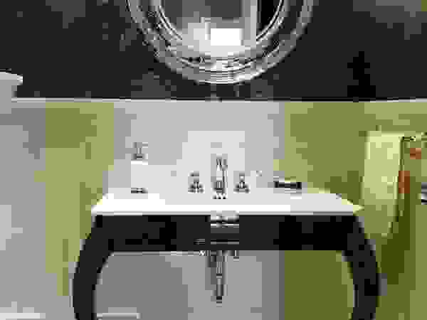 Berfudesign Colonial style bathroom