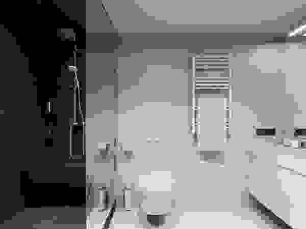 EJ Studio Minimalist style bathroom Tiles Grey