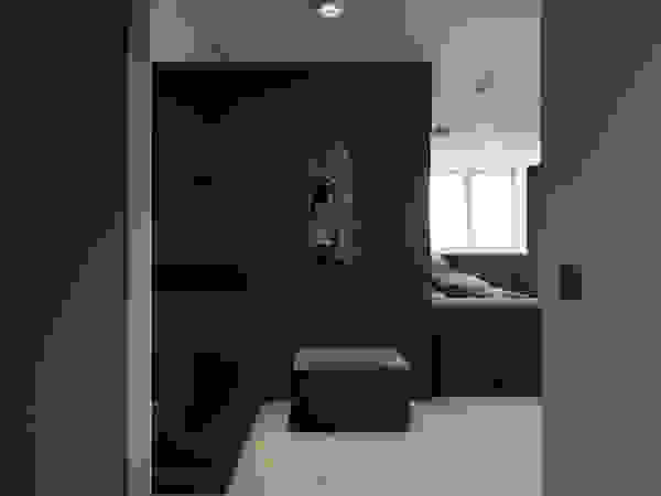 EJ Studio Minimalist corridor, hallway & stairs Concrete Grey