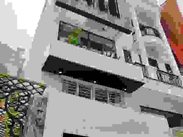 AN PHÚ DESIGN & BUILD Moderne Häuser Stahlbeton Weiß