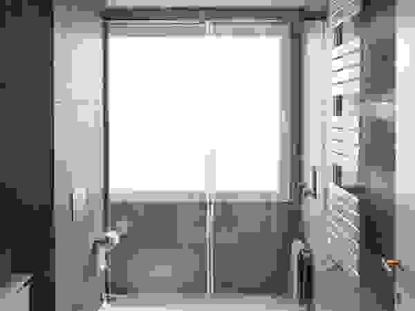 osb arquitectos Modern Bathroom Grey