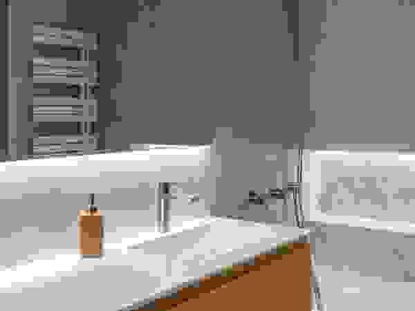 osb arquitectos Modern Bathroom Beige