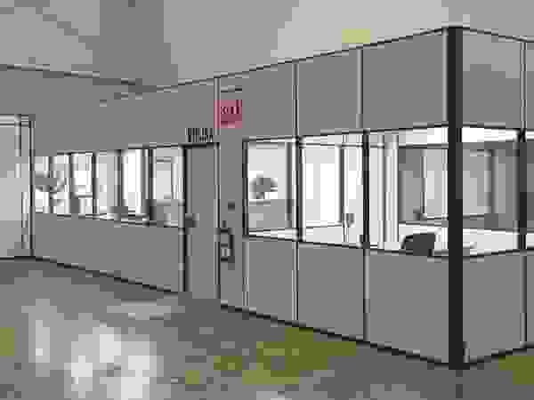 TABIQUES Y TECNOLOGIA MODULAR S.L Офіси та магазини ДСП Сірий