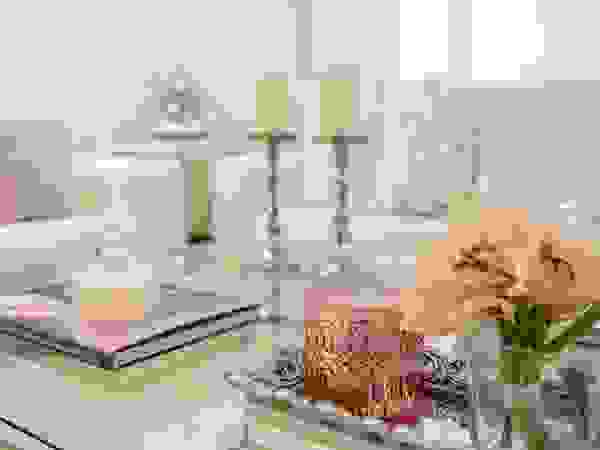 Monica Saravia Modern living room Pink