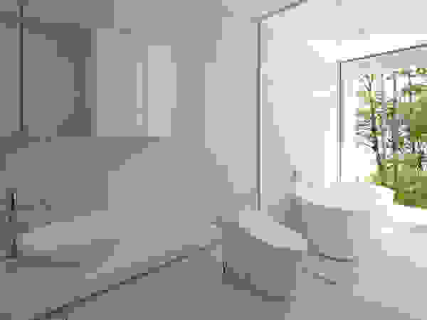 atelier137 ARCHITECTURAL DESIGN OFFICE Scandinavian style bathroom Tiles White