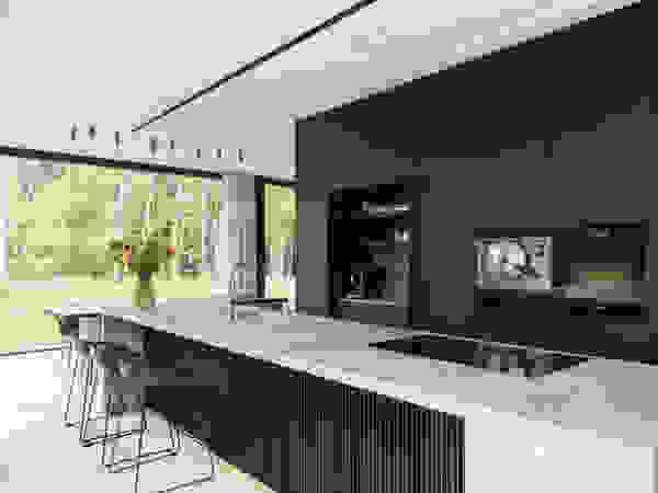 Niko Wauters architecten bvba Kitchen units Wood Black