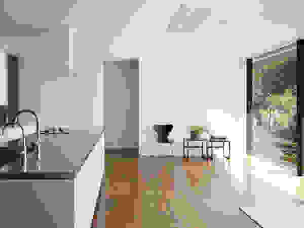 atelier137 ARCHITECTURAL DESIGN OFFICE Modern living room White