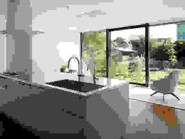 atelier137 ARCHITECTURAL DESIGN OFFICE Built-in kitchens White