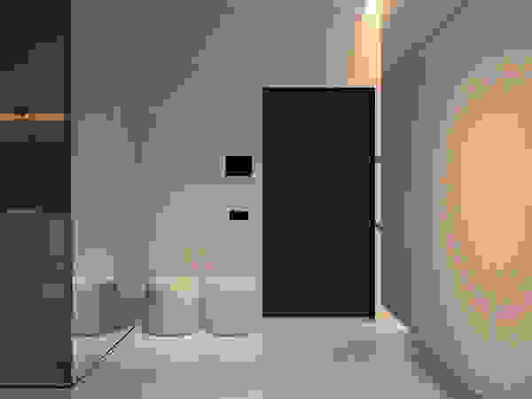 Dmitriy Khanin Minimalist corridor, hallway & stairs
