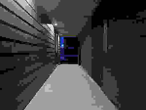 一級建築士事務所 Atelier Casa Modern Corridor, Hallway and Staircase Black