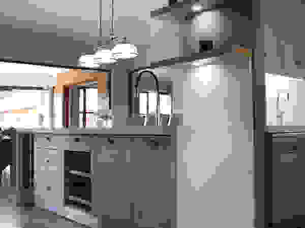 ilisi Interior Architectural Design Unit dapur Kayu White
