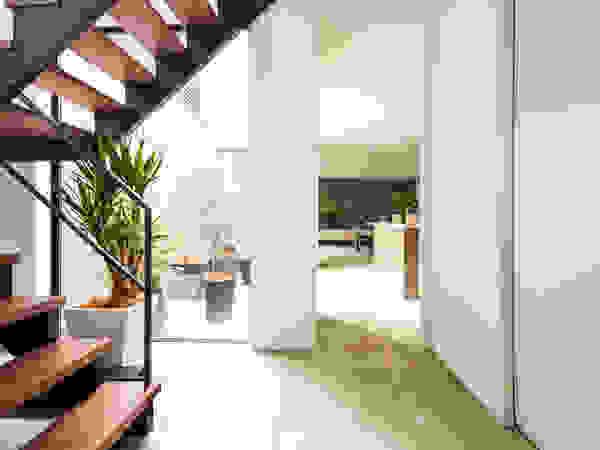 TERAJIMA ARCHITECTS/テラジマアーキテクツ Modern corridor, hallway & stairs