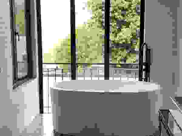 Arquitecto Rafael Viana Balbi - CDMX + Rio de Janeiro Rustic style bathroom Bricks White