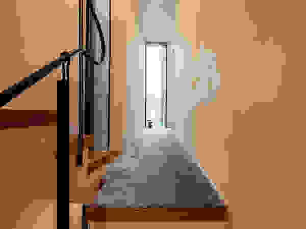 株式会社seki.design Modern corridor, hallway & stairs
