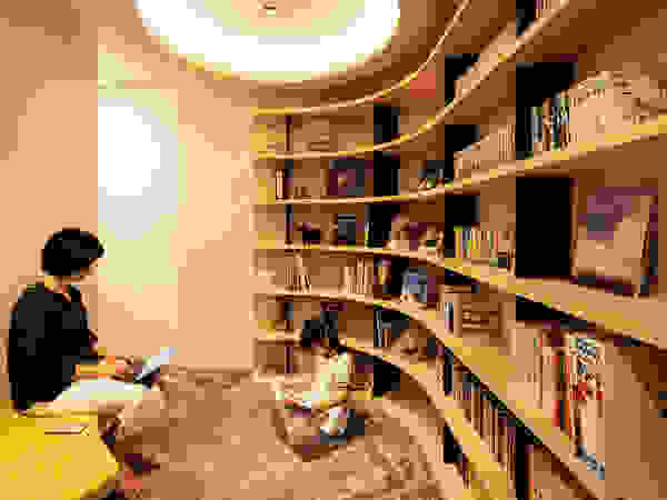 株式会社seki.design Modern corridor, hallway & stairs