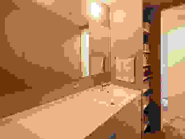 株式会社seki.design Modern bathroom