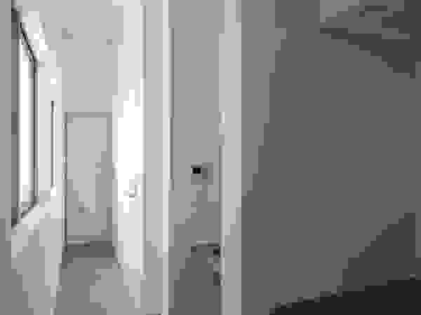 another APARTMENT LTD. / アナザーアパートメント Moderne gangen, hallen & trappenhuizen