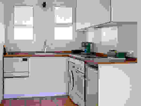 osb arquitectos Kitchen units White
