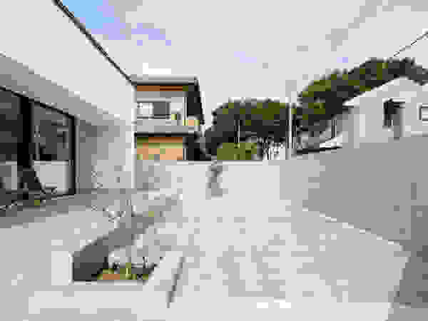 atelier137 ARCHITECTURAL DESIGN OFFICE Modern balcony, veranda & terrace Tiles Grey