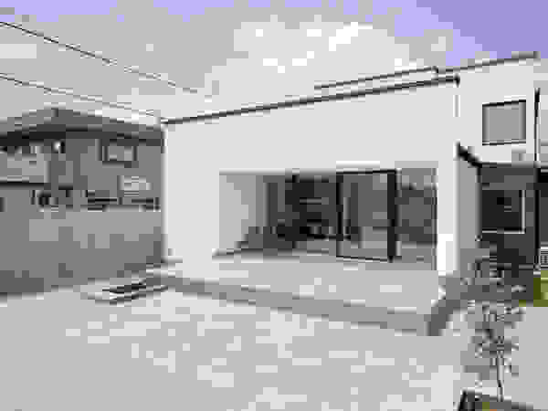 atelier137 ARCHITECTURAL DESIGN OFFICE Modern balcony, veranda & terrace Tiles Grey