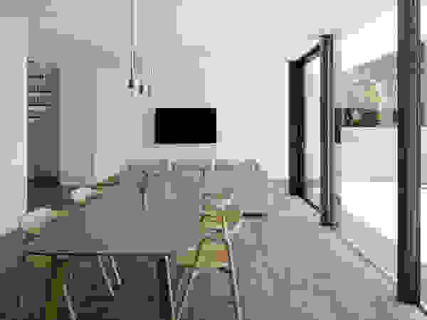 atelier137 ARCHITECTURAL DESIGN OFFICE Modern living room Tiles Grey