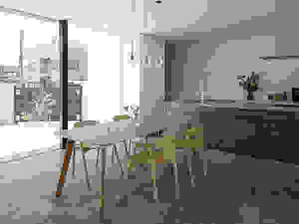 atelier137 ARCHITECTURAL DESIGN OFFICE Built-in kitchens Grey