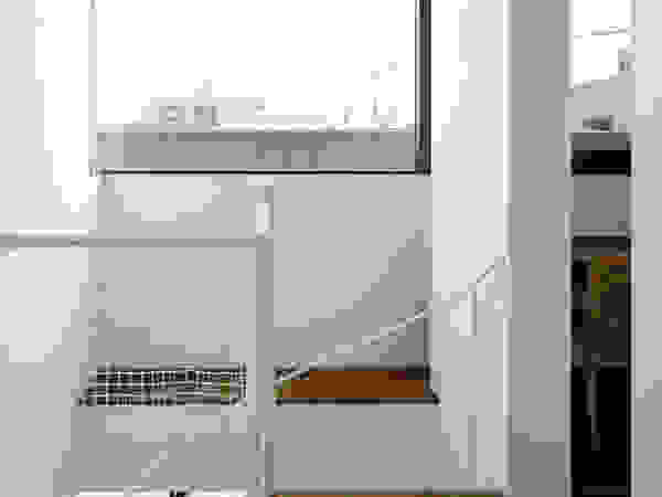 atelier137 ARCHITECTURAL DESIGN OFFICE Modern corridor, hallway & stairs White