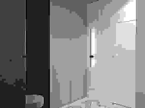 Mieszkanie w odcieniach kawy Ambience. Interior Design Nowoczesny korytarz, przedpokój i schody