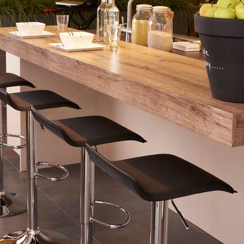 Huiselijk dineren aan de landelijke keukentafel