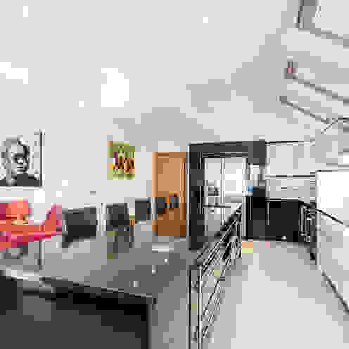 Modern and Bold Kitchen Diner homify Cozinhas modernas kitchen,black,white,marble,work surfaces,modern,large