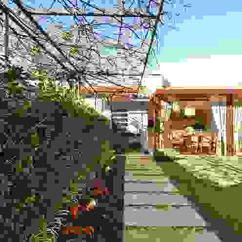 Renovação Pátio - Bairro Lindoia, Stefani Arquitetura Stefani Arquitetura Rustic style garden Stone Green Plants & flowers